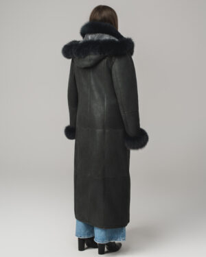 Damski kożuch z kapturem i futrzanym wykończeniem – długi kożuch naturalny EMORIS