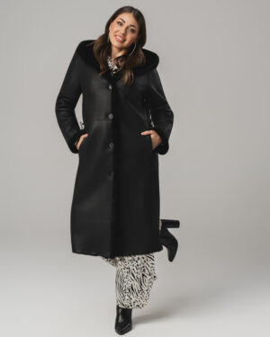 Czarny kożuch damski dwustronny z naturalnej skóry i futrem z kapturem