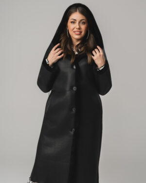 Czarny kożuch damski dwustronny z naturalnej skóry i futrem z kapturem