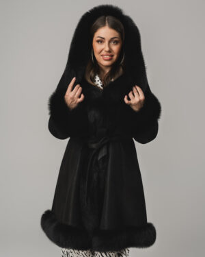 Czarny kożuch damski z futrem i paskiem – kożuszek naturalny