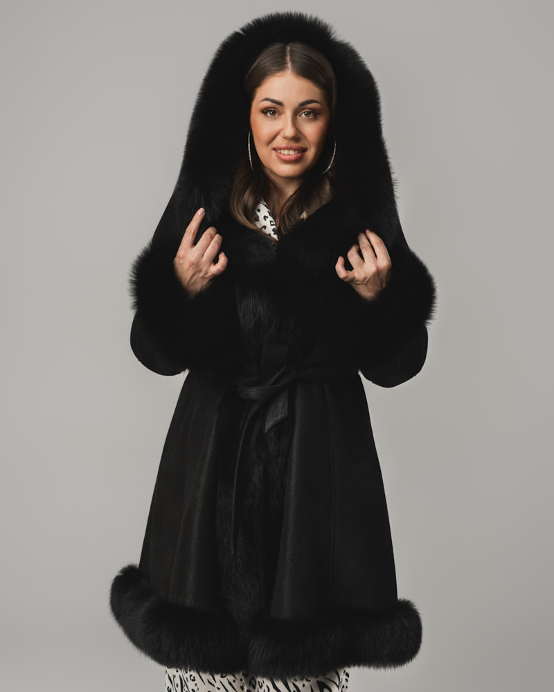 Czarny kożuch damski z futrem i paskiem – kożuszek naturalny