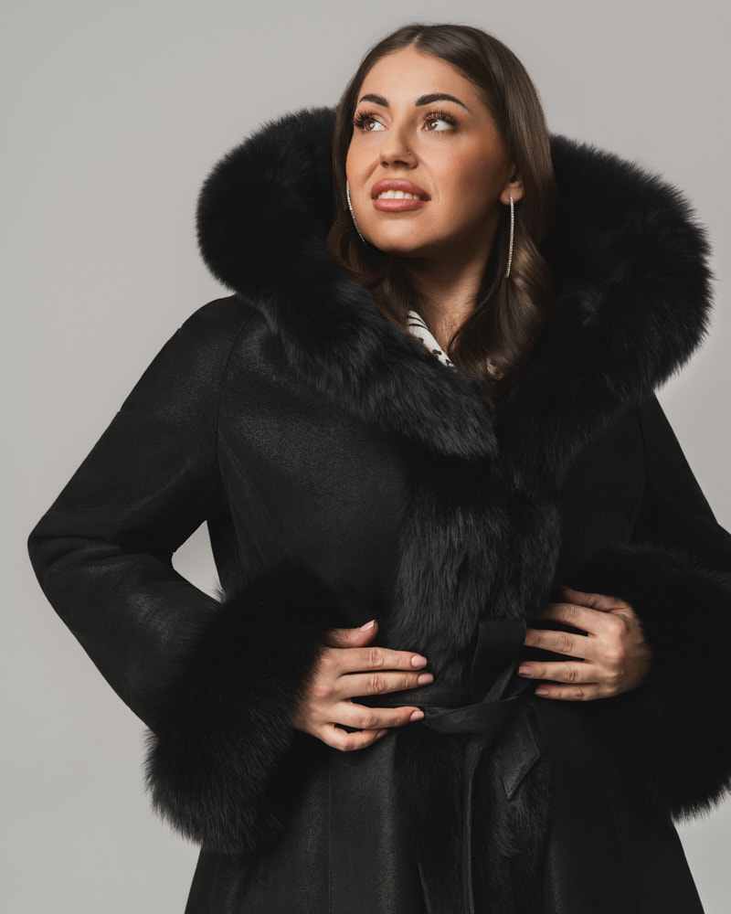 Czarny kożuch damski z futrem i paskiem – kożuszek naturalny