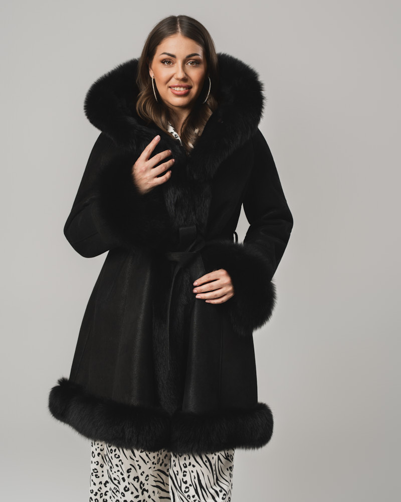 Czarny kożuch damski z futrem i paskiem – kożuszek naturalny