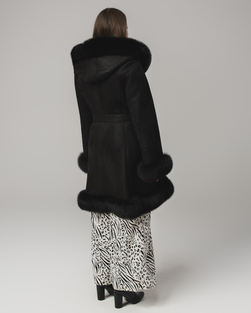 Czarny kożuch damski z futrem i paskiem – kożuszek naturalny