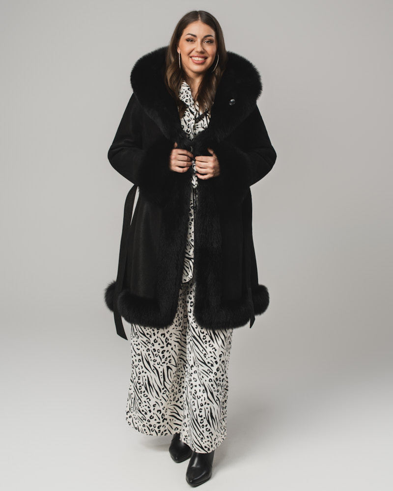 Czarny kożuch damski z futrem i paskiem – kożuszek naturalny