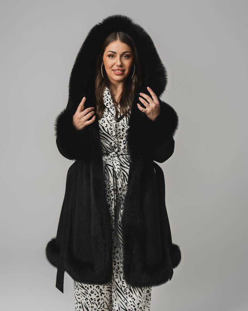 Czarny kożuch damski z futrem i paskiem – kożuszek naturalny