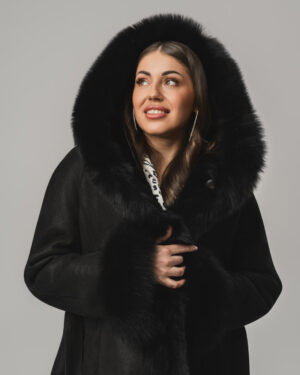Czarny kożuch damski z futrem i paskiem – kożuszek naturalny