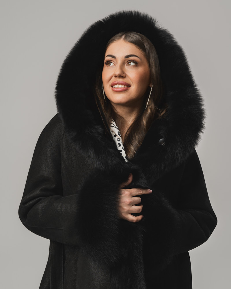 Czarny kożuch damski z futrem i paskiem – kożuszek naturalny