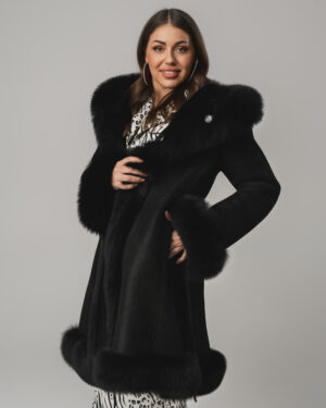 Czarny kożuch damski z futrem i paskiem – kożuszek naturalny