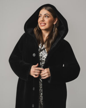 Czarny kożuch damski dwustronny z naturalnej skóry i futrem z kapturem