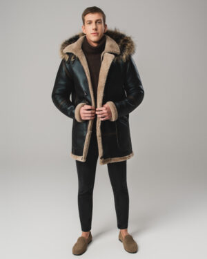 Czarny kożuch męski z naturalnej skóry z jasnym futrem i futrzanym kapturem