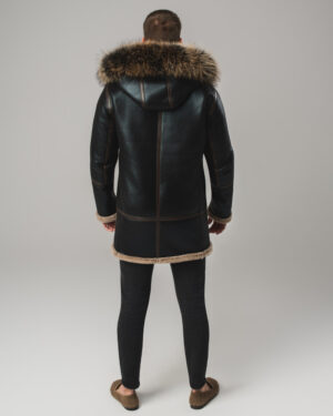 Czarny kożuch męski z naturalnej skóry z jasnym futrem i futrzanym kapturem