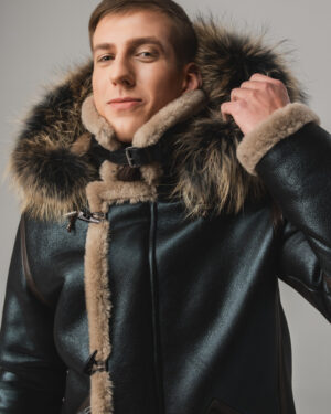 Czarny kożuch męski z naturalnej skóry z jasnym futrem i futrzanym kapturem