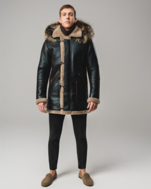 Czarny kożuch męski z naturalnej skóry z jasnym futrem i futrzanym kapturem