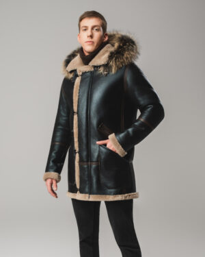 Czarny kożuch męski z naturalnej skóry z jasnym futrem i futrzanym kapturem