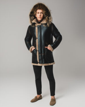 Czarny kożuch męski z naturalnej skóry z jasnym futrem i futrzanym kapturem