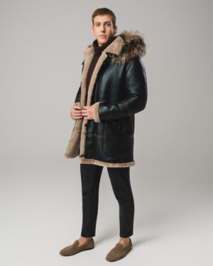 Czarny kożuch męski z naturalnej skóry z jasnym futrem i futrzanym kapturem