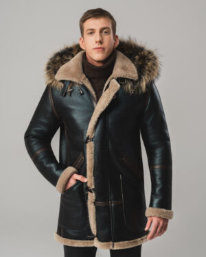 Czarny kożuch męski z naturalnej skóry z jasnym futrem i futrzanym kapturem