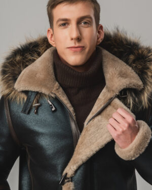 Czarny kożuch męski z naturalnej skóry z jasnym futrem i futrzanym kapturem