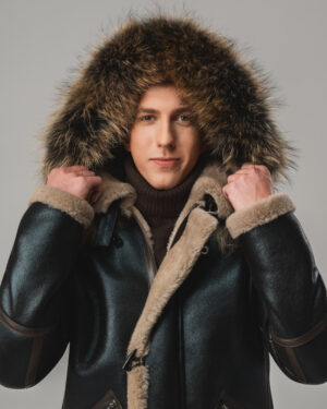 Czarny kożuch męski z naturalnej skóry z jasnym futrem i futrzanym kapturem