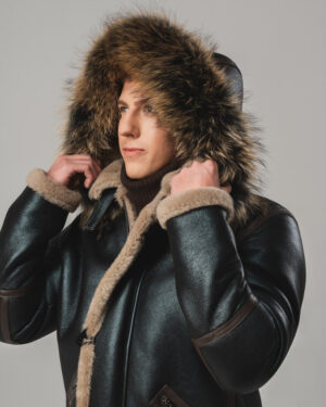 Czarny kożuch męski z naturalnej skóry z jasnym futrem i futrzanym kapturem